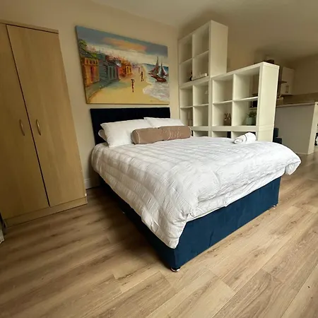 Small, Perfectly Formed * Дублин